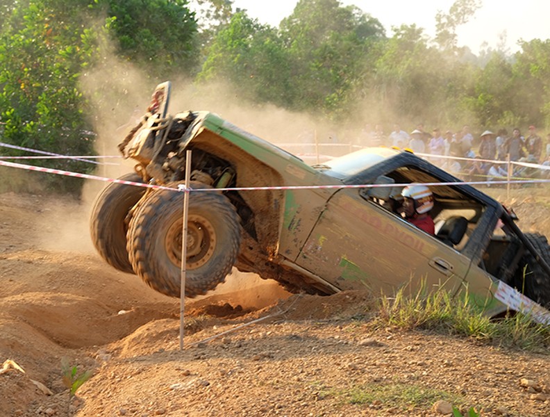 Cận cảnh đua xe ô tô địa hình mạo hiểm ở Hà Nội